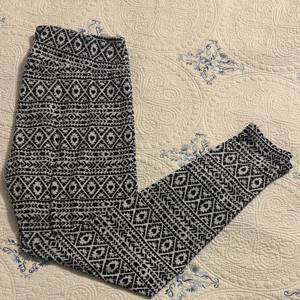 ✨3 for $15 ✨ Black and White Geometric Patterned Lularoe Leggings TC